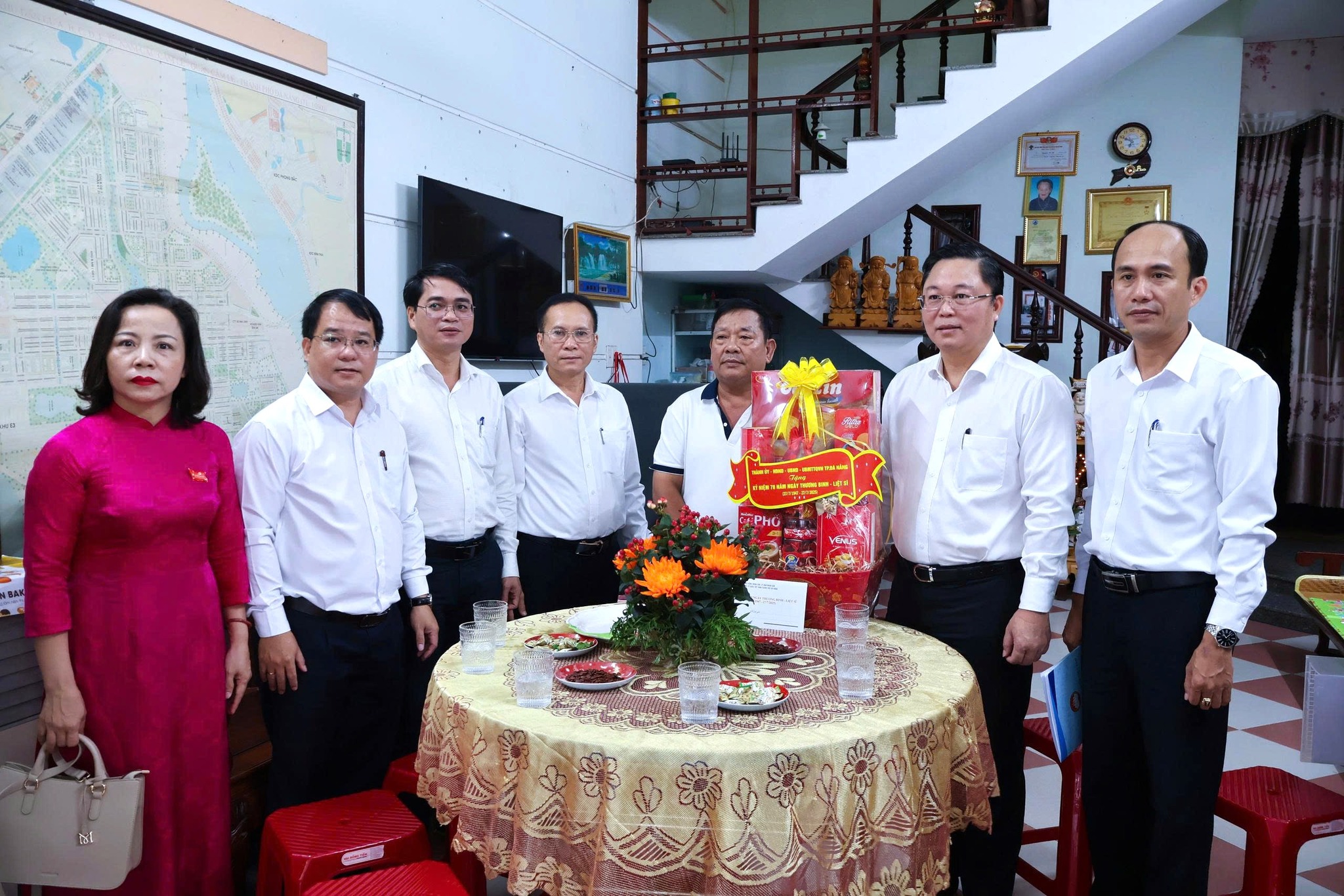 Lãnh đạo TP Đà Nẵng thăm tặng quà người có công nhân Ngày Thương binh Liệt sĩ - Ảnh 1.