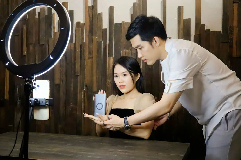 LAO ĐỘNG TỰ DO: LỰA CHỌN MAY RỦI (*): Cần ch&iacute;nh s&aacute;ch đồng h&agrave;nh, bảo vệ - Ảnh 1.