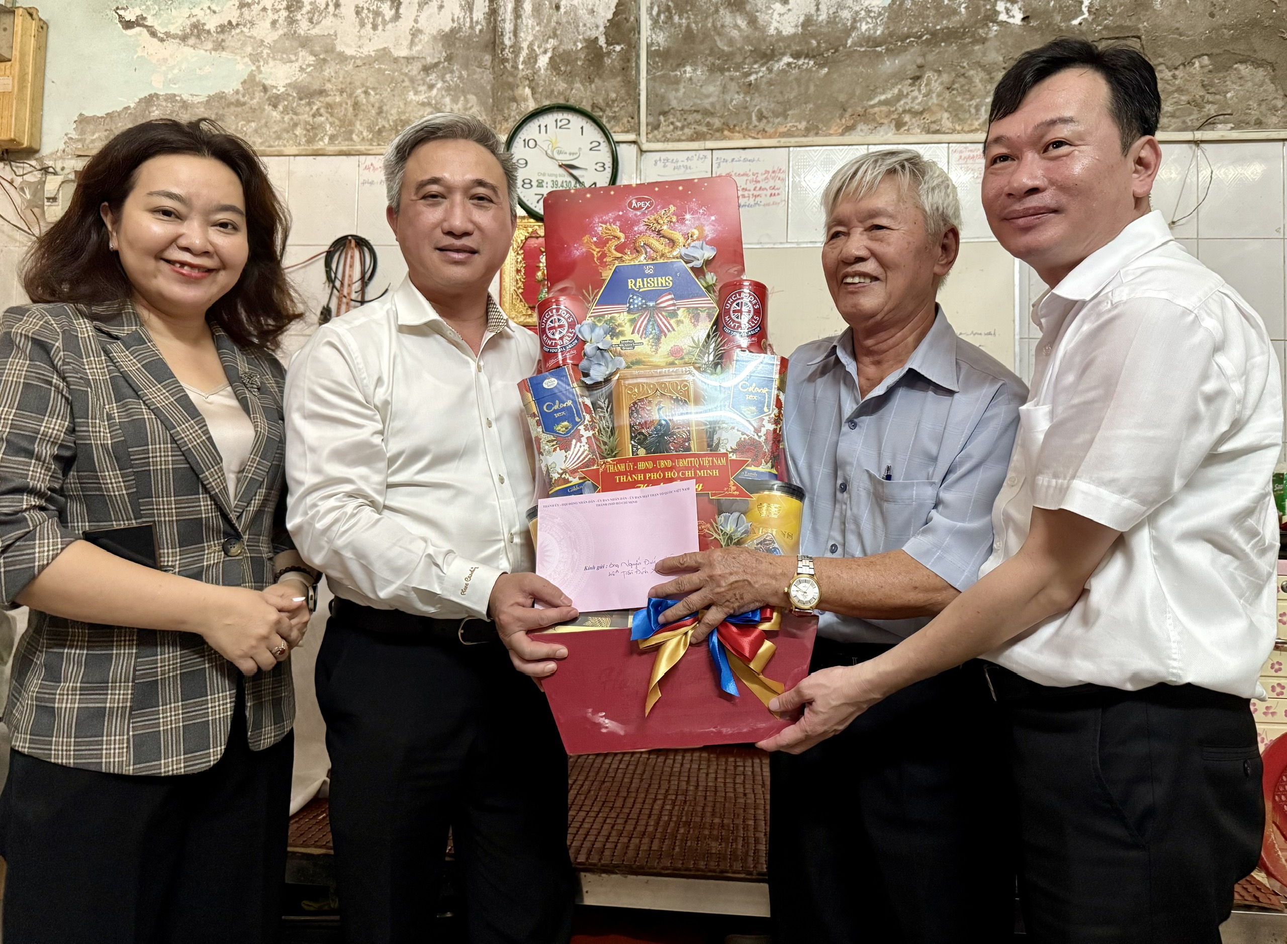 Phó Bí thư Thành ủy TP HCM Đặng Minh Thông thăm các gia đình chính sách tiêu biểu- Ảnh 4.