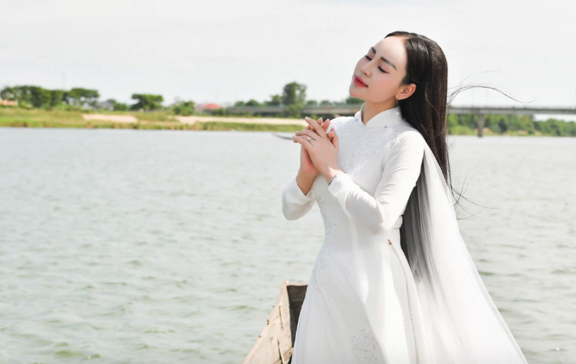 Sao mai Kh&aacute;nh Ly x&uacute;c động khi h&aacute;t giữa Nghĩa trang Liệt sĩ Trường Sơn - Ảnh 3.