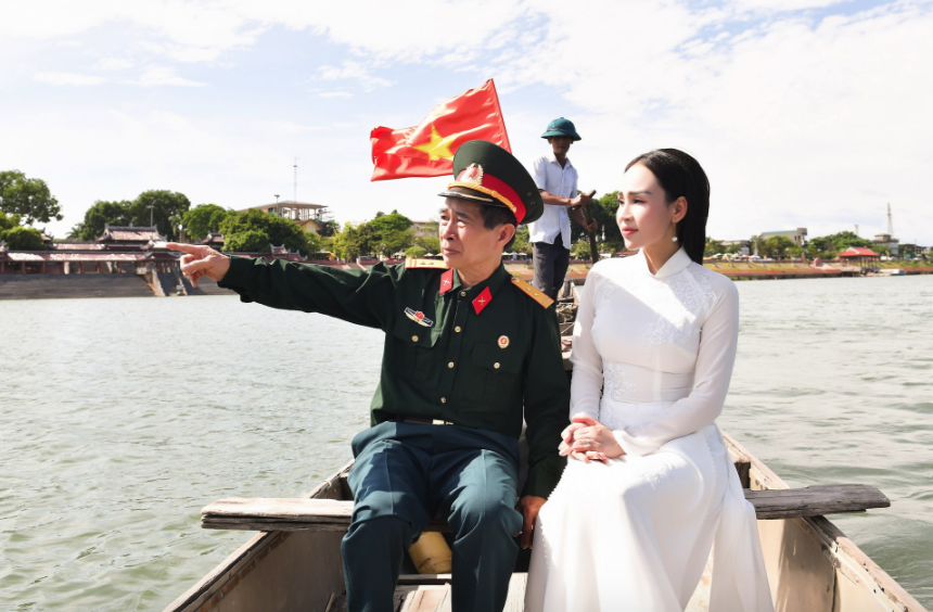 Sao mai Kh&aacute;nh Ly x&uacute;c động khi h&aacute;t giữa Nghĩa trang Liệt sĩ Trường Sơn - Ảnh 1.