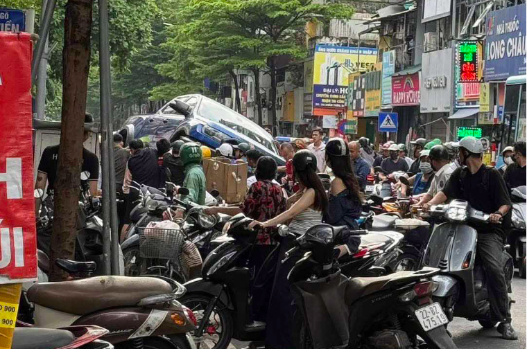 &Ocirc; t&ocirc; b&aacute;n tải l&ugrave;i t&ocirc;ng h&agrave;ng loạt xe m&aacute;y, cuốn người xuống gầm xe- Ảnh 1.