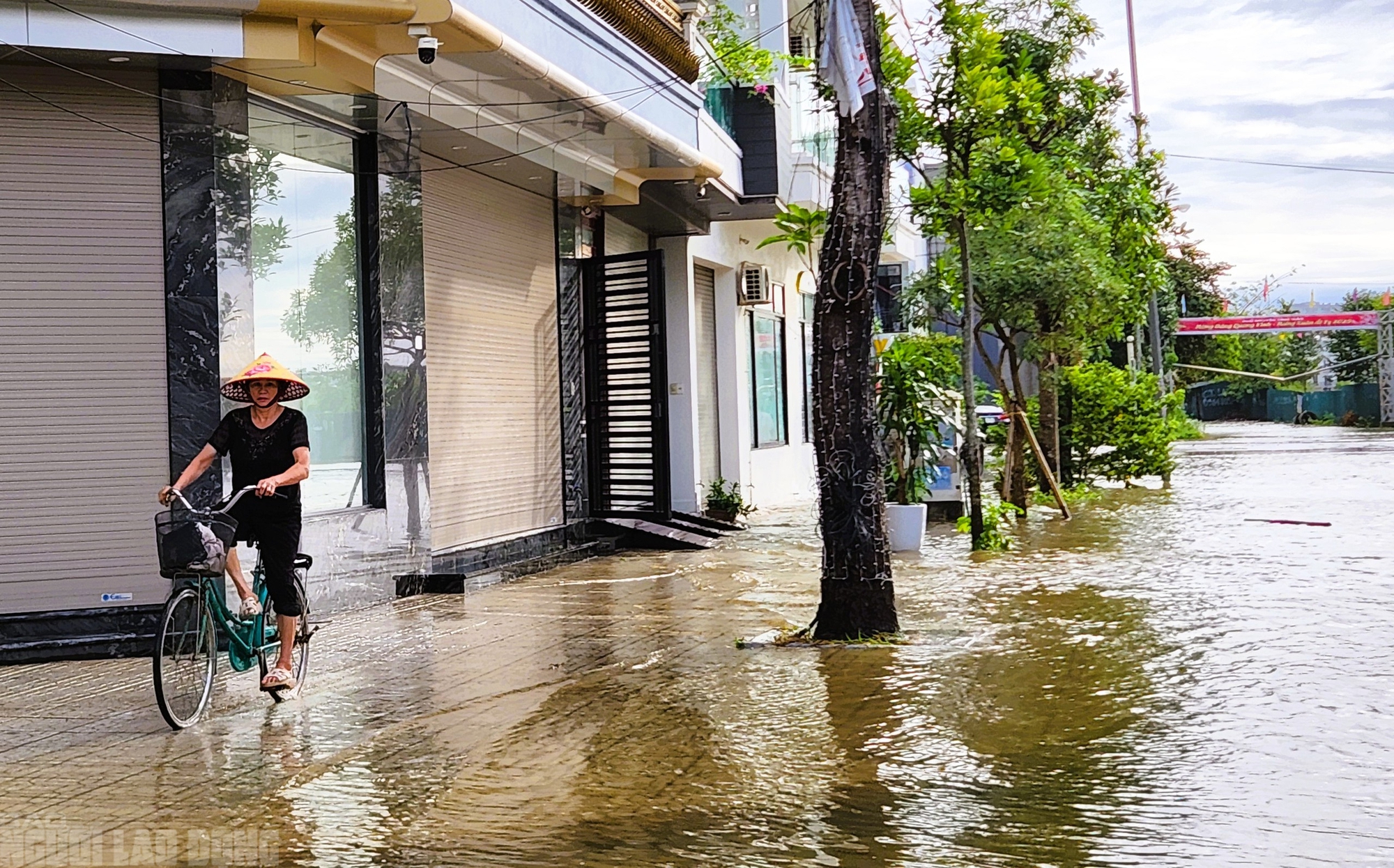 B&atilde;o số 3 Wipha đ&atilde; tan, khu d&acirc;n cư "VIP" ở Thanh H&oacute;a đường vẫn th&agrave;nh s&ocirc;ng - Ảnh 4.