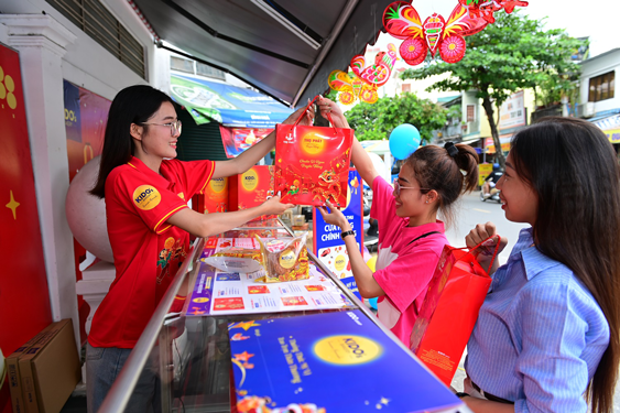 Thị trường b&aacute;nh trung thu 2025: Thương hiệu lớn vươn l&ecirc;n , b&aacute;nh nh&agrave; l&agrave;m th&oacute;ai tr&agrave;o - Ảnh 1.