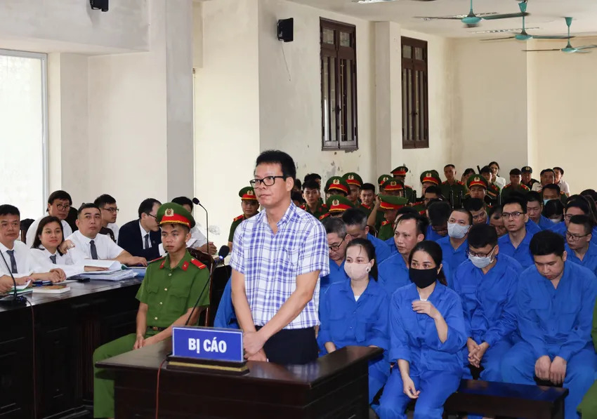 Tổng biên tập tạp chí Môi trường và Đô thị Đồng Xuân Thụ và 43 thuộc cấp hầu toà- Ảnh 1.