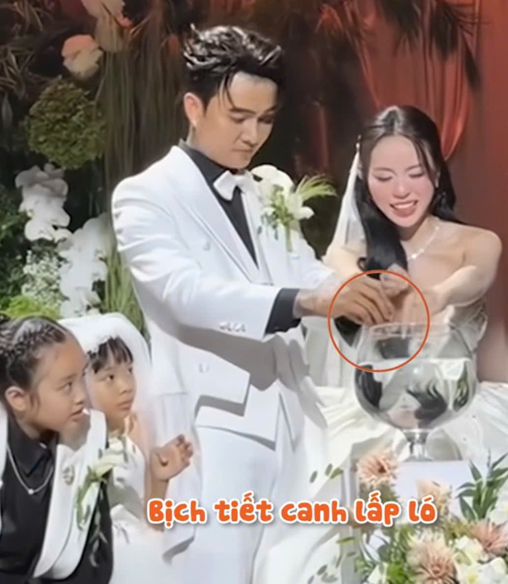 Thay vì cắt bánh, Đạt G - Cindy Lư "cắt máu" ăn thề trong đám cưới
- Ảnh 2.