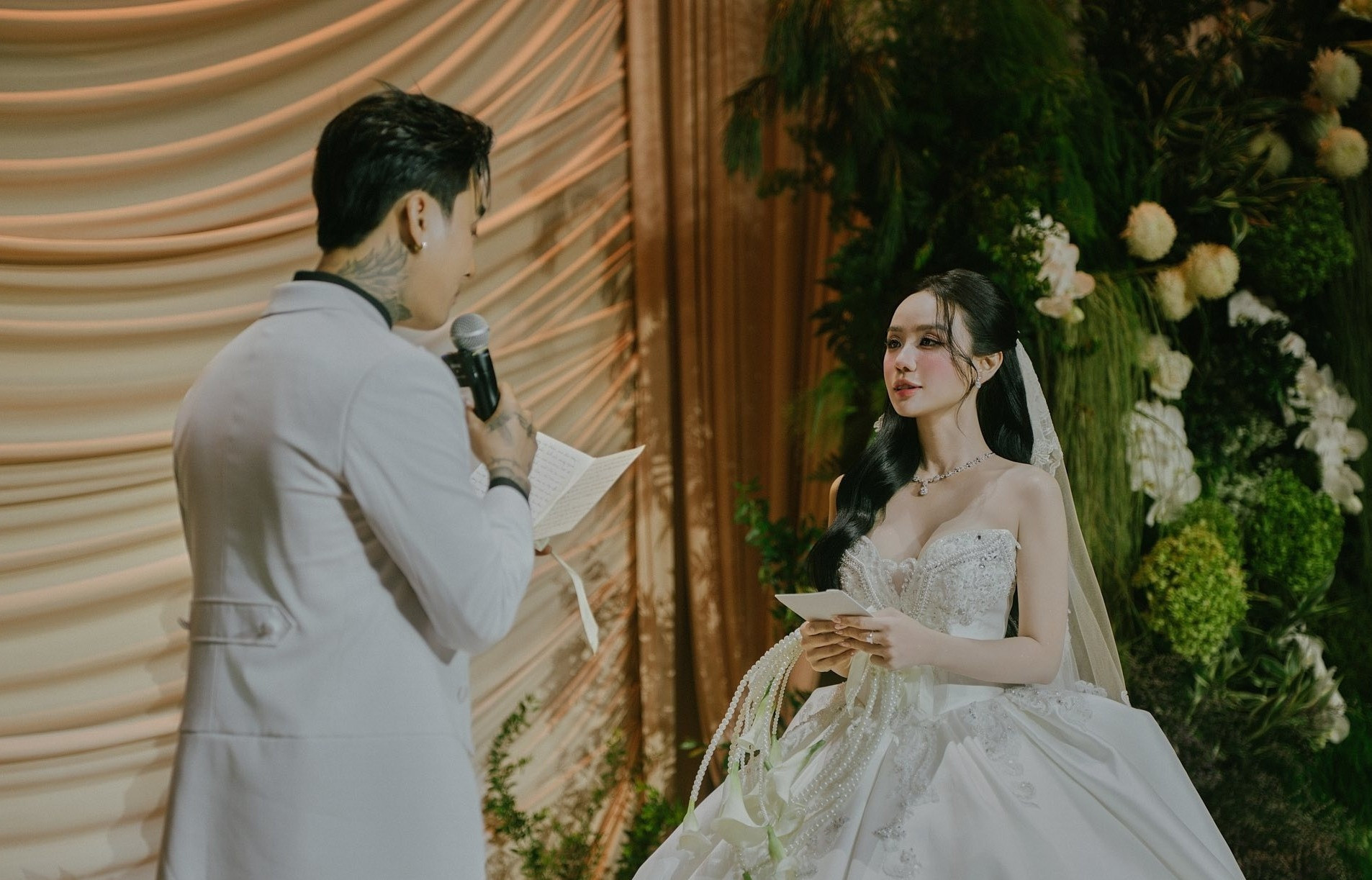 Thay vì cắt bánh, Đạt G - Cindy Lư "cắt máu" ăn thề trong đám cưới
- Ảnh 1.