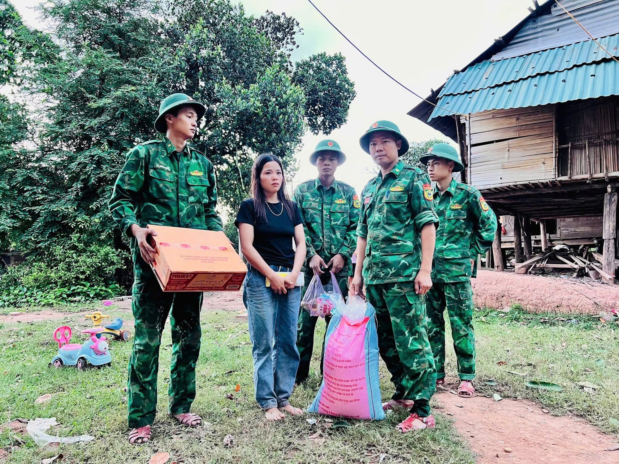 Lửa thi&ecirc;u rụi 2 căn nh&agrave; của hai anh em ngh&egrave;o - Ảnh 3.