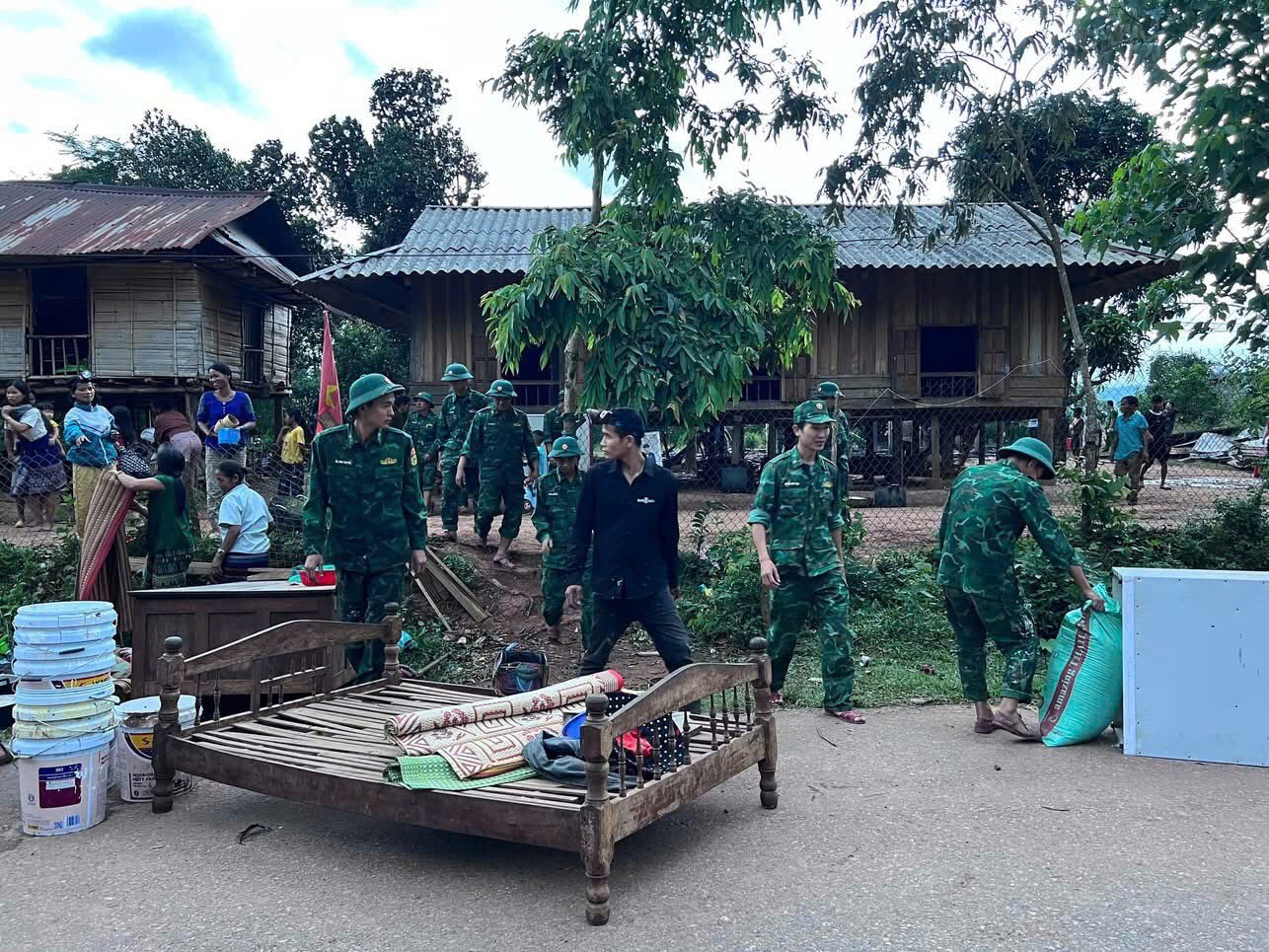 Lửa thi&ecirc;u rụi 2 căn nh&agrave; của hai anh em ngh&egrave;o - Ảnh 2.