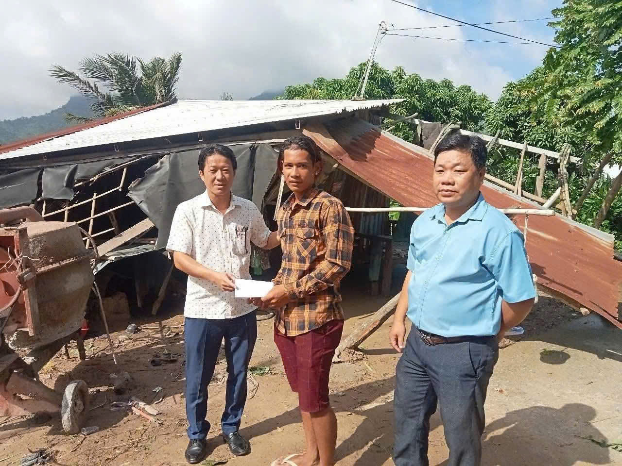 Lốc xo&aacute;y kinh ho&agrave;ng qu&eacute;t qua x&atilde; Ba Ch&uacute;c ở An Giang g&acirc;y thiệt hại nặng - Ảnh 11.