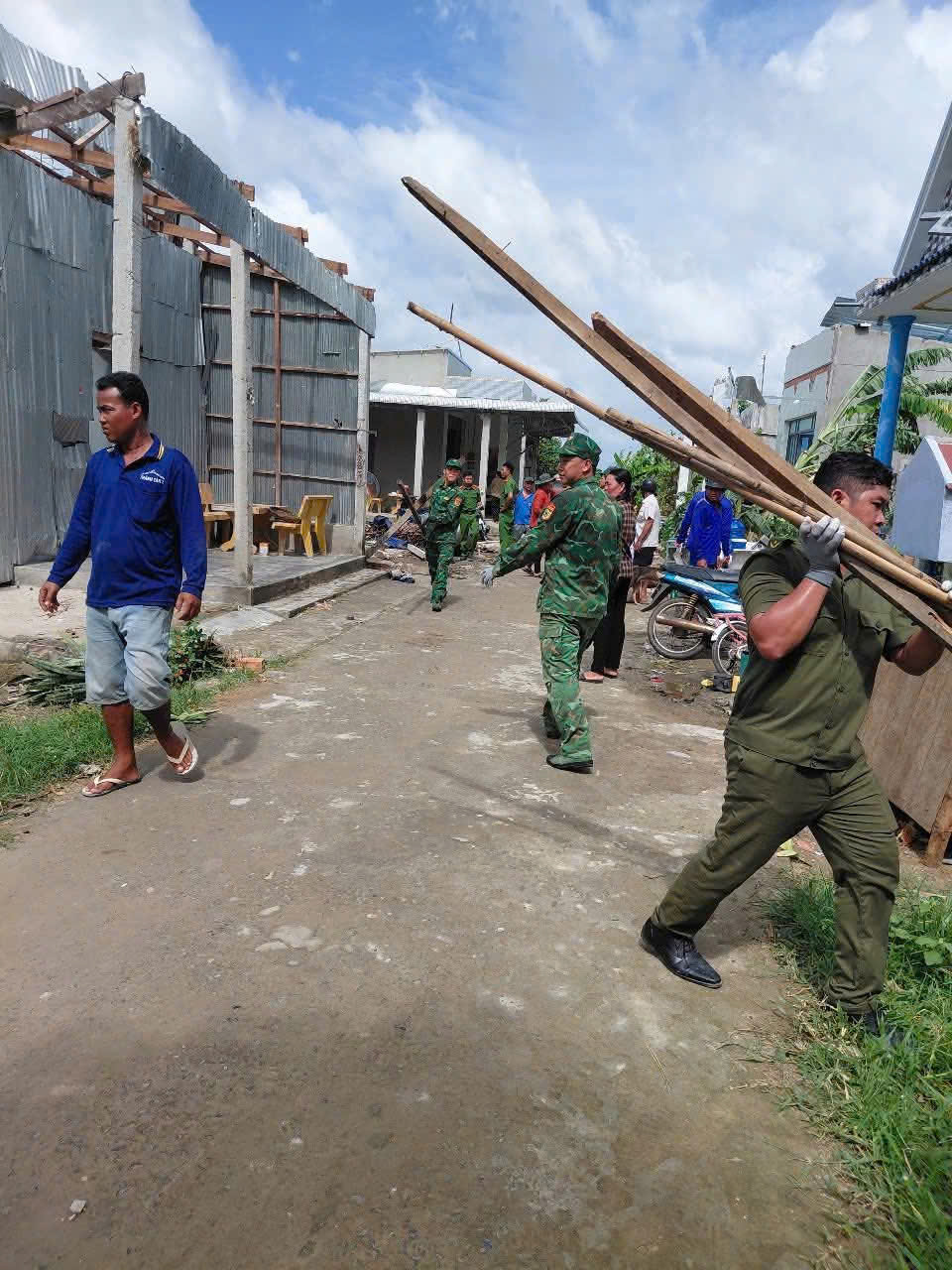 Lốc xo&aacute;y kinh ho&agrave;ng qu&eacute;t qua x&atilde; Ba Ch&uacute;c ở An Giang g&acirc;y thiệt hại nặng - Ảnh 8.