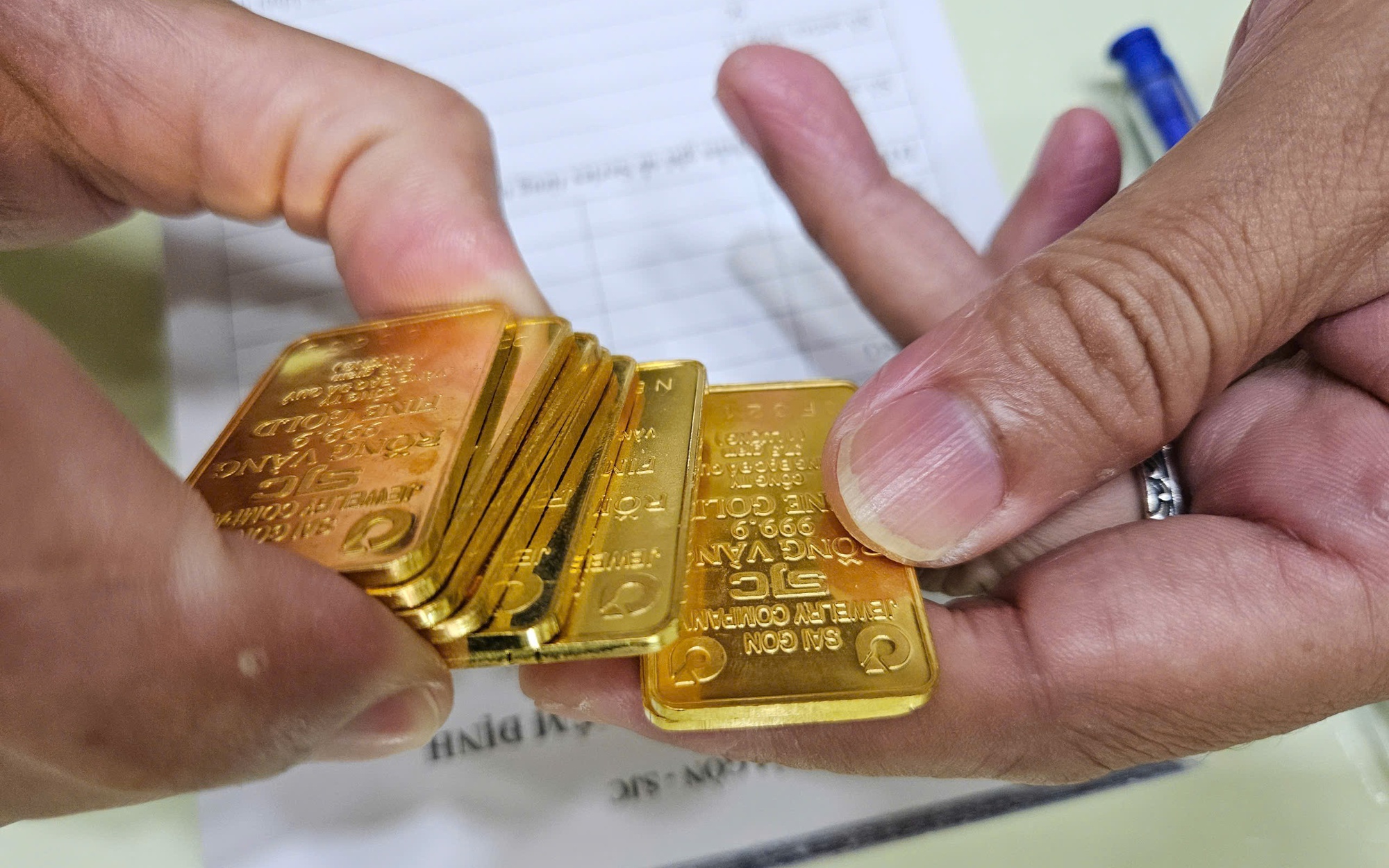 Gi&aacute; v&agrave;ng miếng SJC giảm mạnh - Ảnh 3.