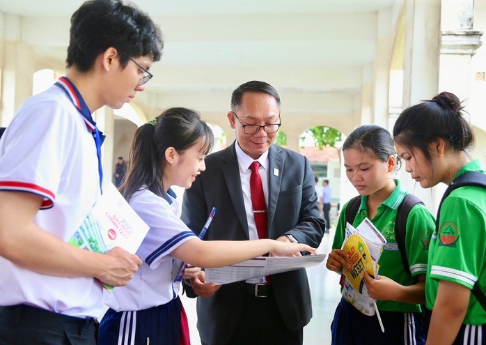 Trường ĐH Ng&acirc;n h&agrave;ng TP HCM, ĐH Kinh tế - Luật c&ocirc;ng bố điểm s&agrave;n nhiều phương thức x&eacute;t tuyển - Ảnh 1.