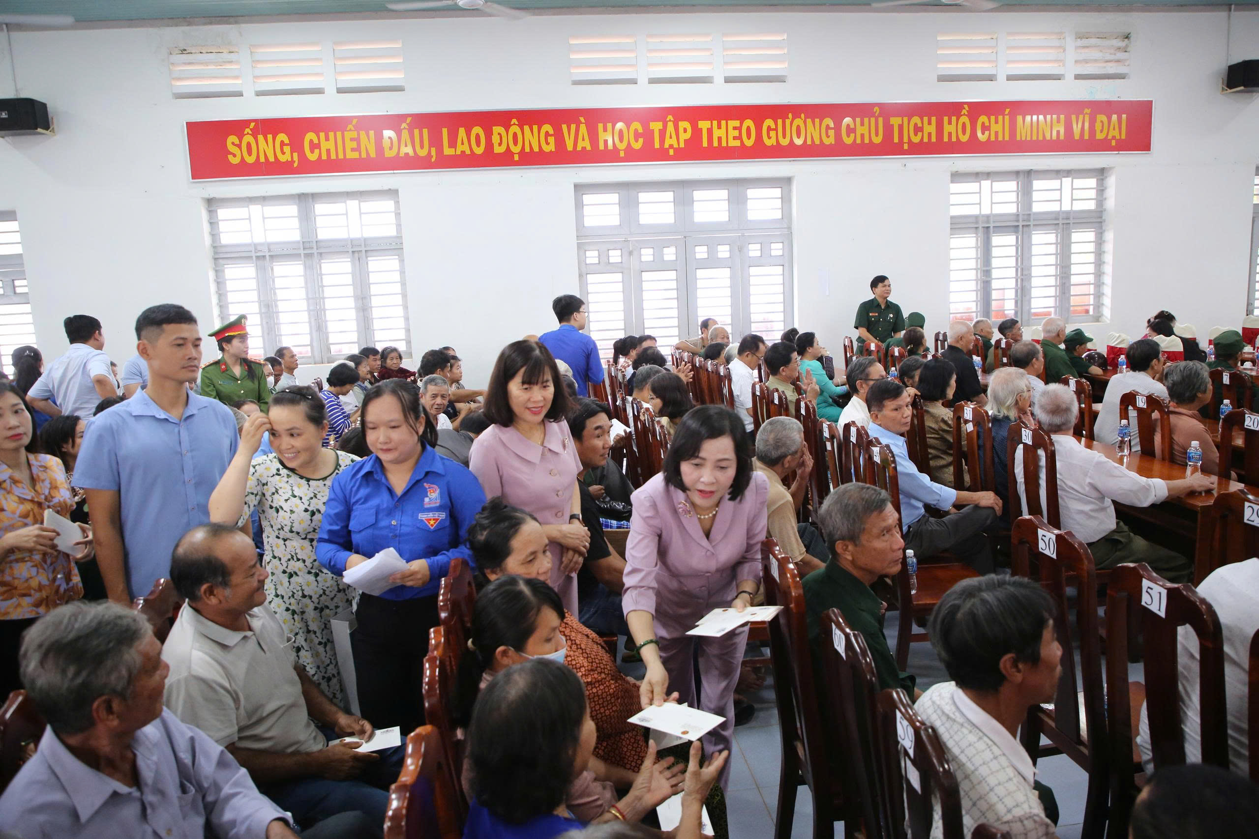 Ph&oacute; Chủ tịch Quốc hội Nguyễn Thị Thanh thăm v&agrave; trao qu&agrave; cho gia đ&igrave;nh ch&iacute;nh s&aacute;ch - Ảnh 1.