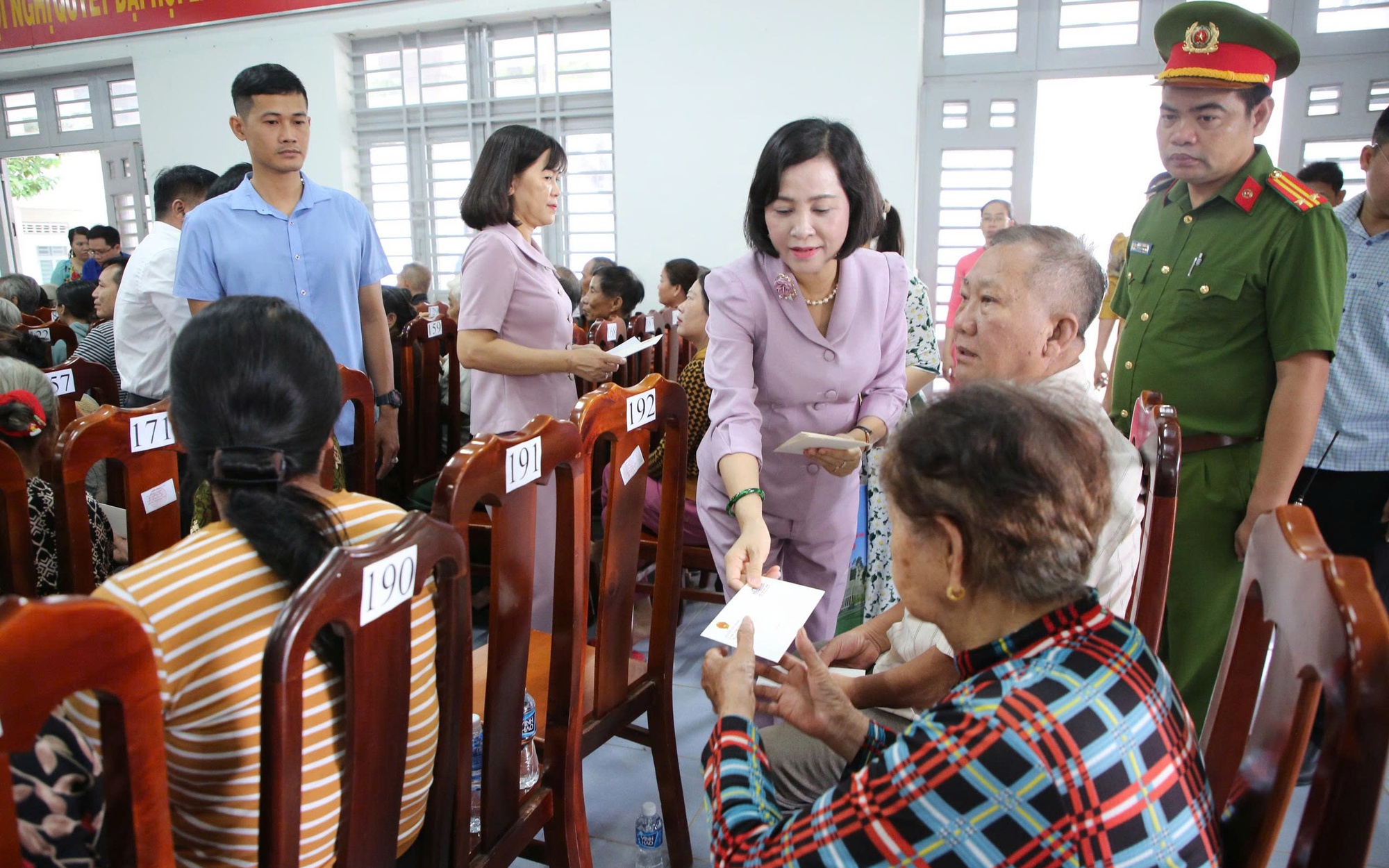 Phó Chủ tịch Quốc hội Nguyễn Thị Thanh thăm, trao tặng 1.000 phần quà gia đình chính sách