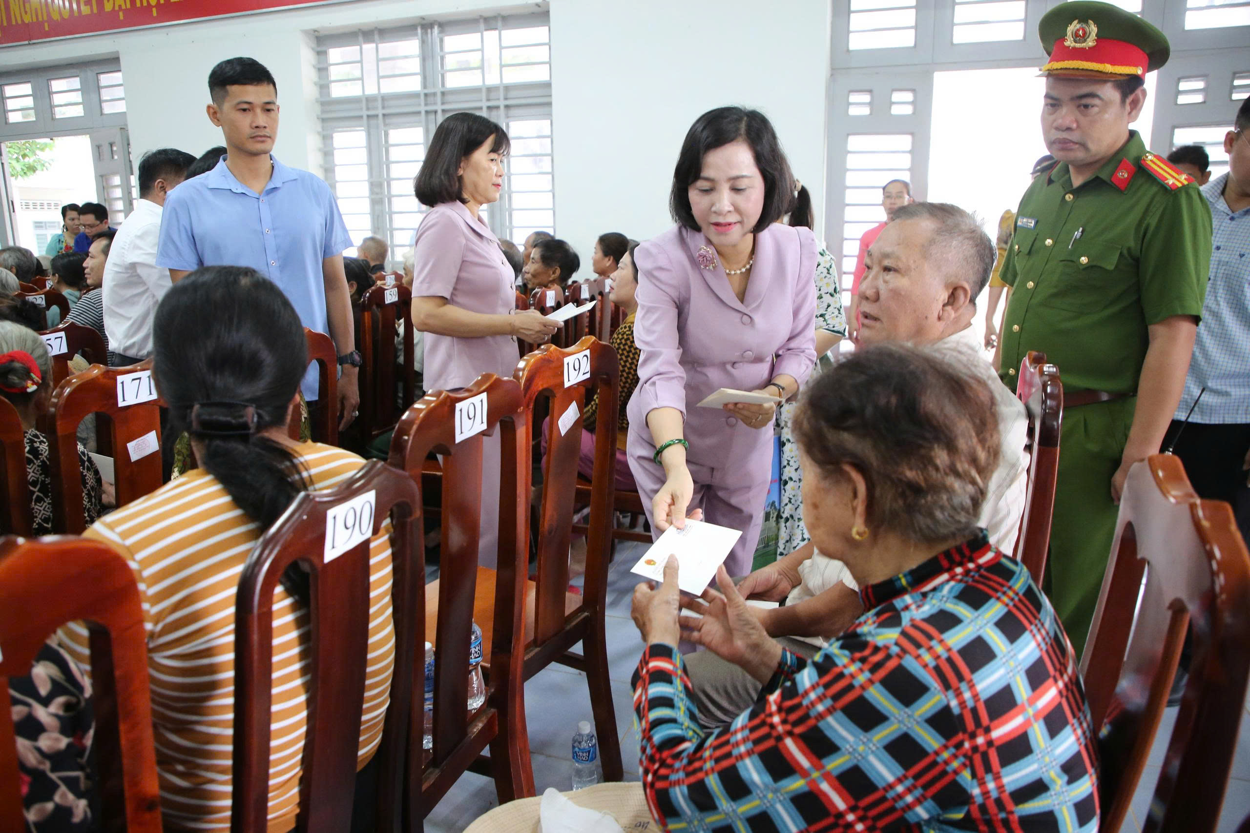 Ph&oacute; Chủ tịch Quốc hội Nguyễn Thị Thanh thăm v&agrave; trao qu&agrave; cho gia đ&igrave;nh ch&iacute;nh s&aacute;ch - Ảnh 2.
