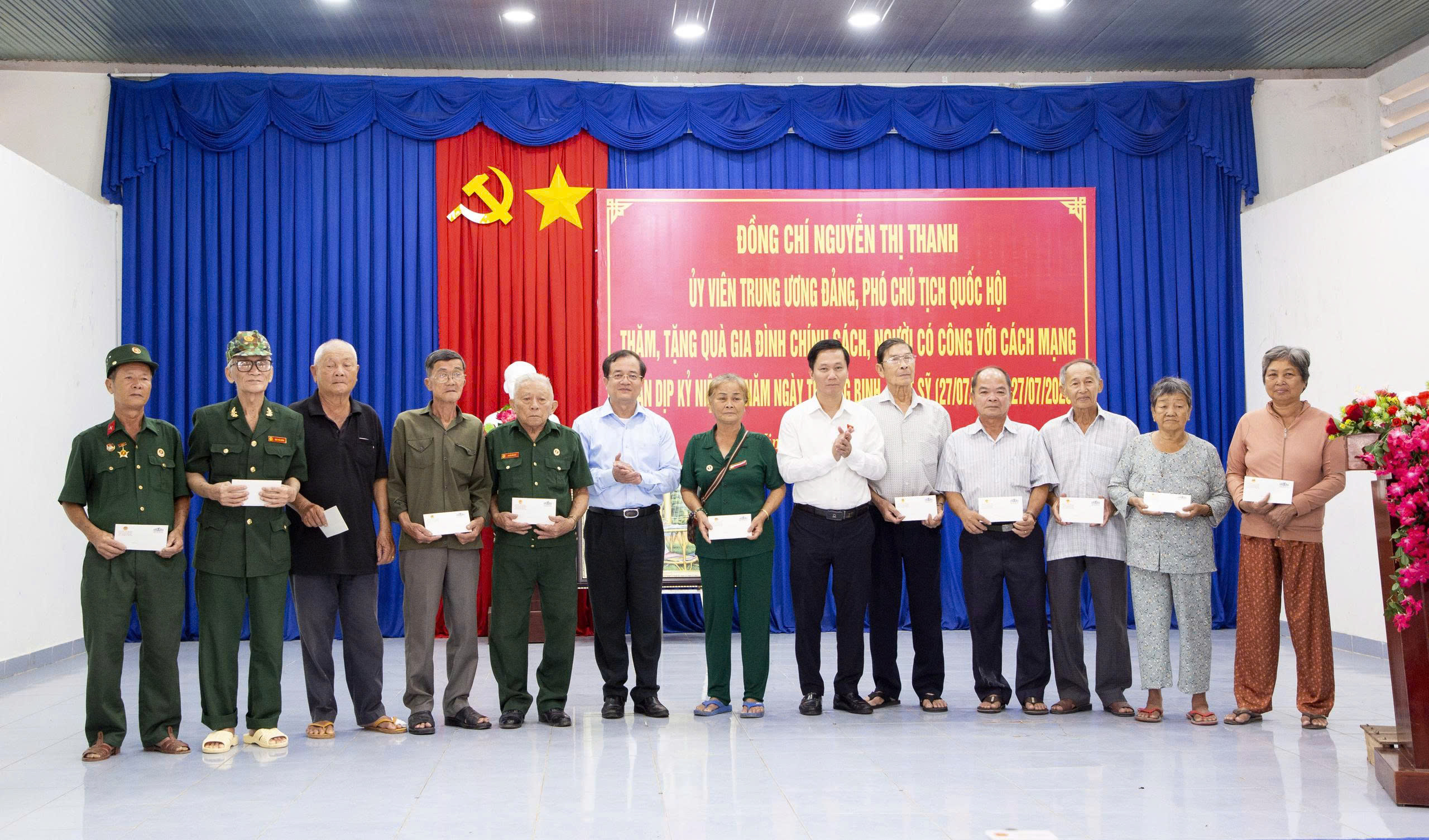 Ph&oacute; Chủ tịch Quốc hội Nguyễn Thị Thanh thăm v&agrave; trao qu&agrave; cho gia đ&igrave;nh ch&iacute;nh s&aacute;ch - Ảnh 3.