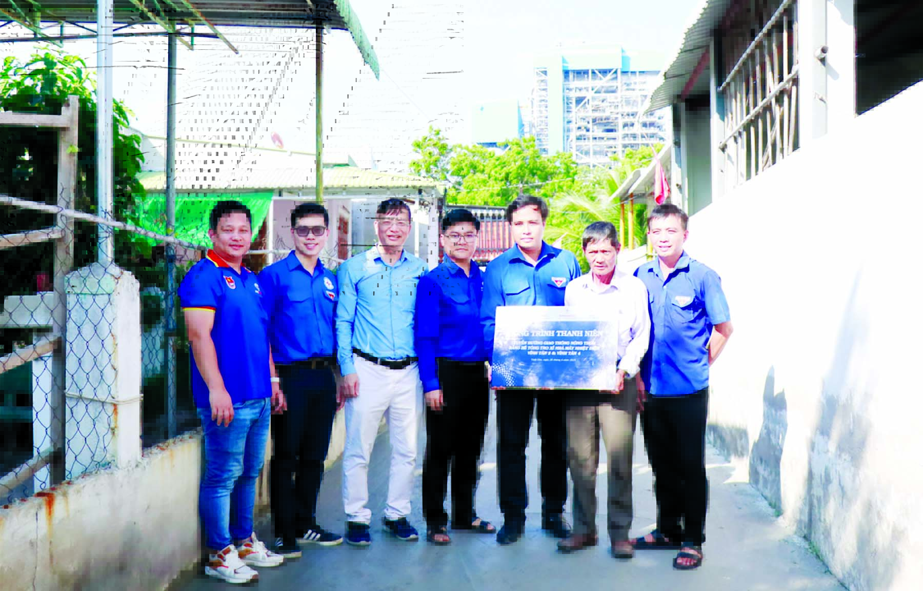Tuổi trẻ EVNGENCO3 b&agrave;n giao đường b&ecirc; t&ocirc;ng n&ocirc;ng th&ocirc;n bằng tro xỉ- Ảnh 1.