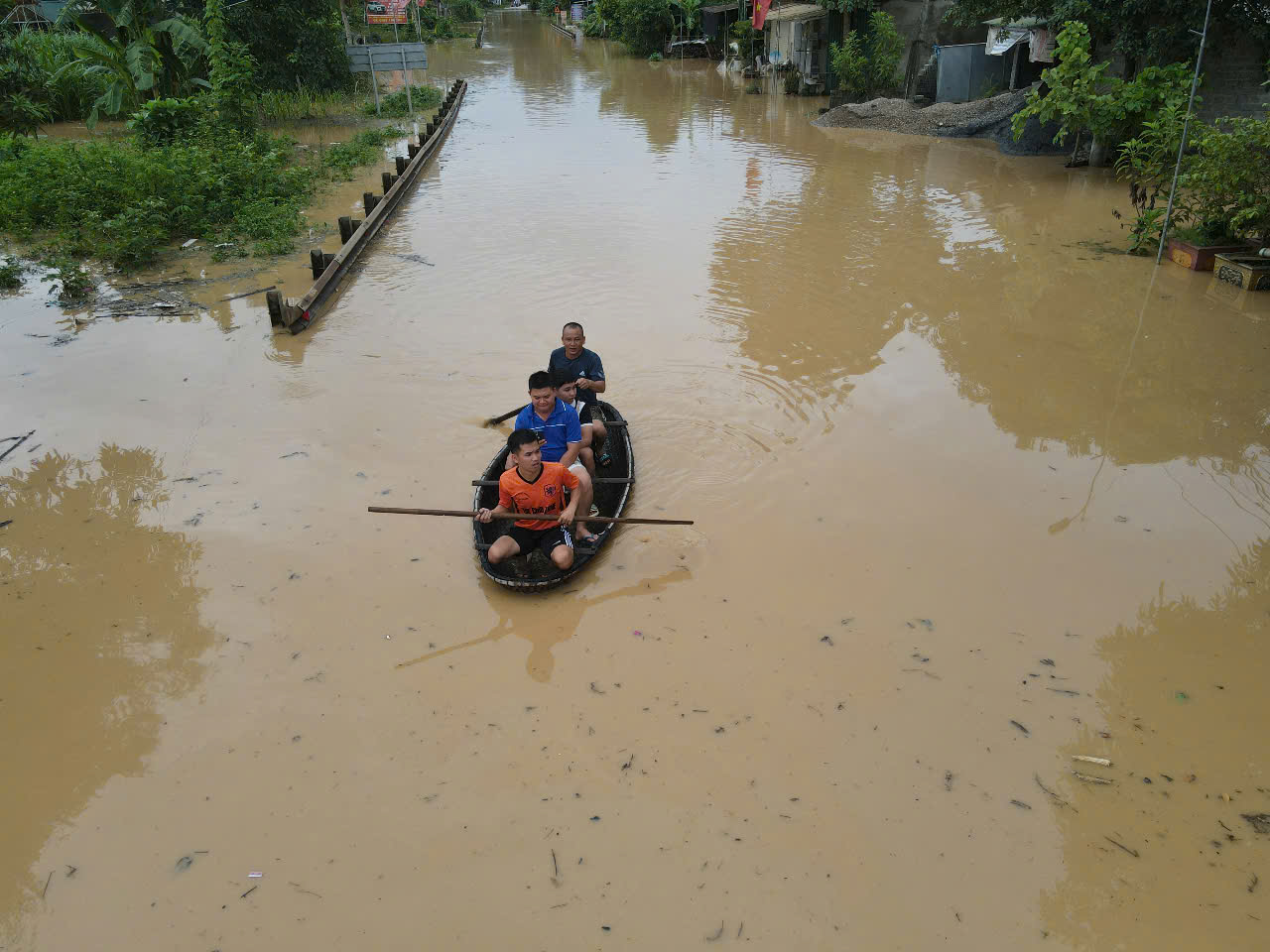 Nhiều bản bị c&ocirc; lập chưa tiếp cận được do mưa lũ - Ảnh 2.