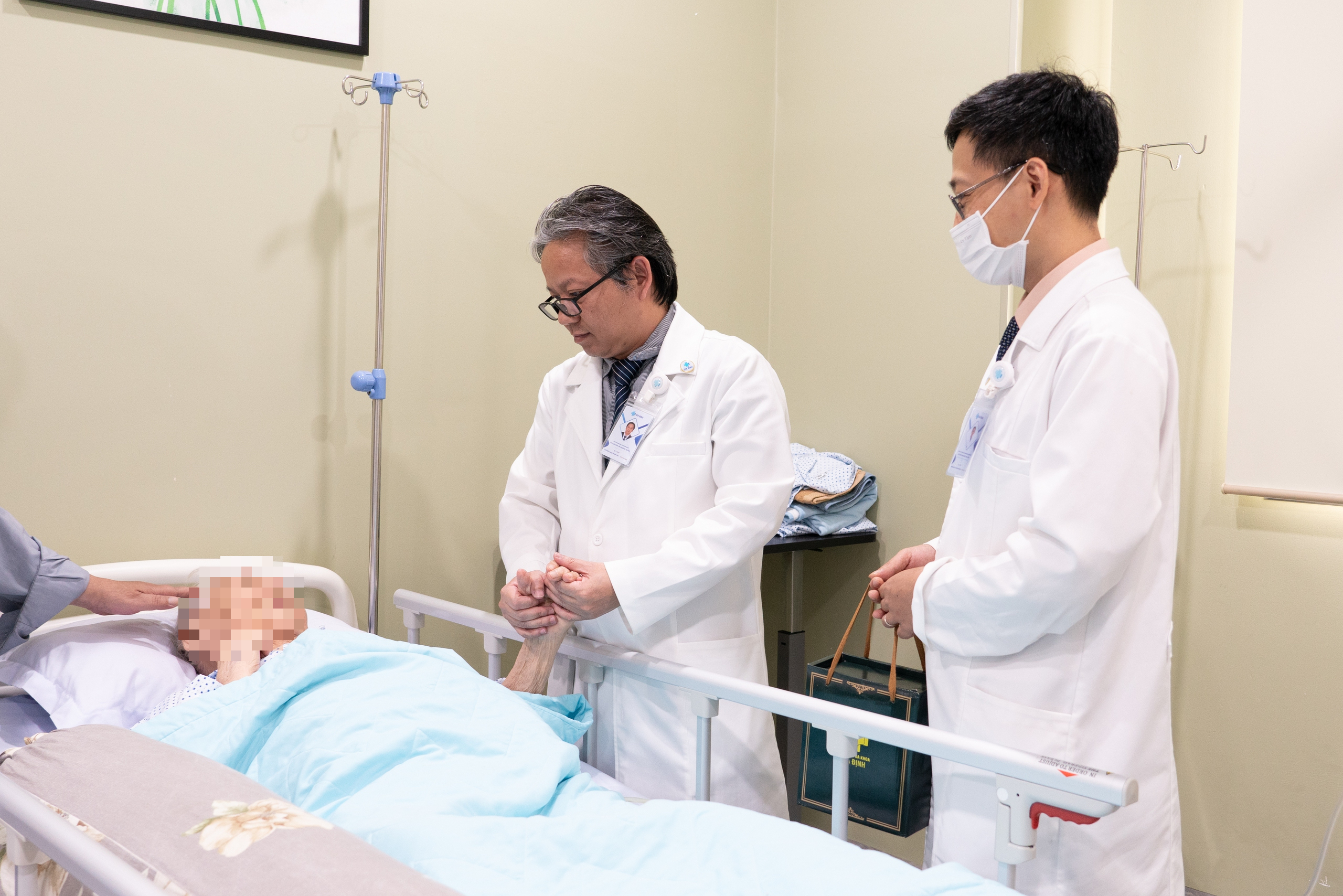 Phẫu thuật thay khớp h&aacute;ng cho cụ b&agrave; U100- Ảnh 1.