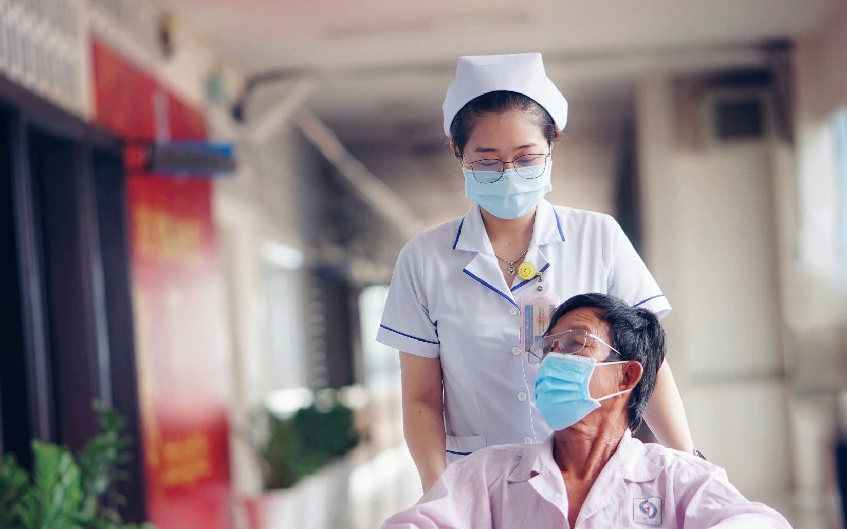 Trải thảm đỏ đón bác sĩ giỏi - Ảnh 3.