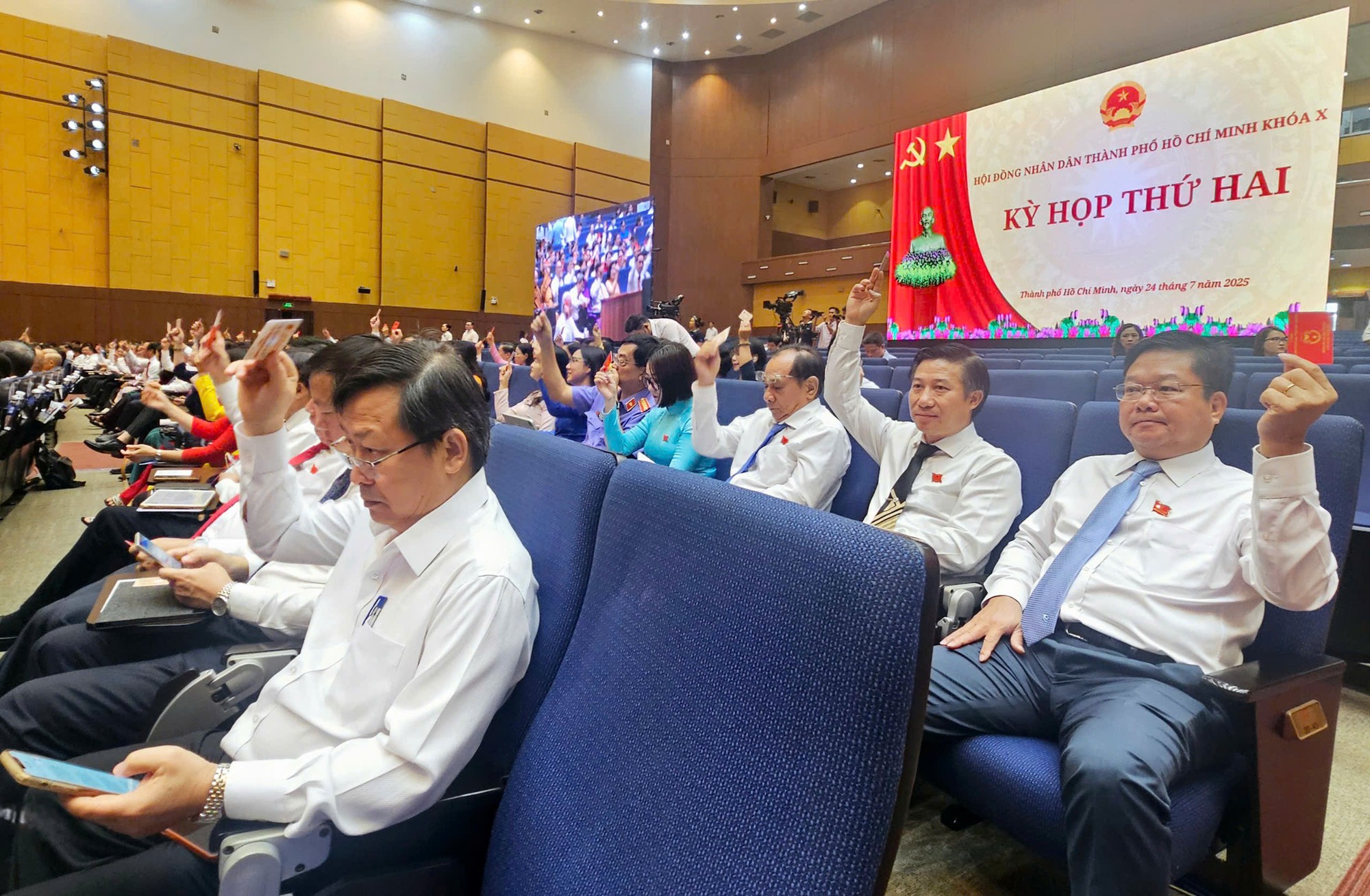 Kỳ họp thứ hai HĐND TP HCM đang diễn ra tại phường B&igrave;nh Dương- Ảnh 4.