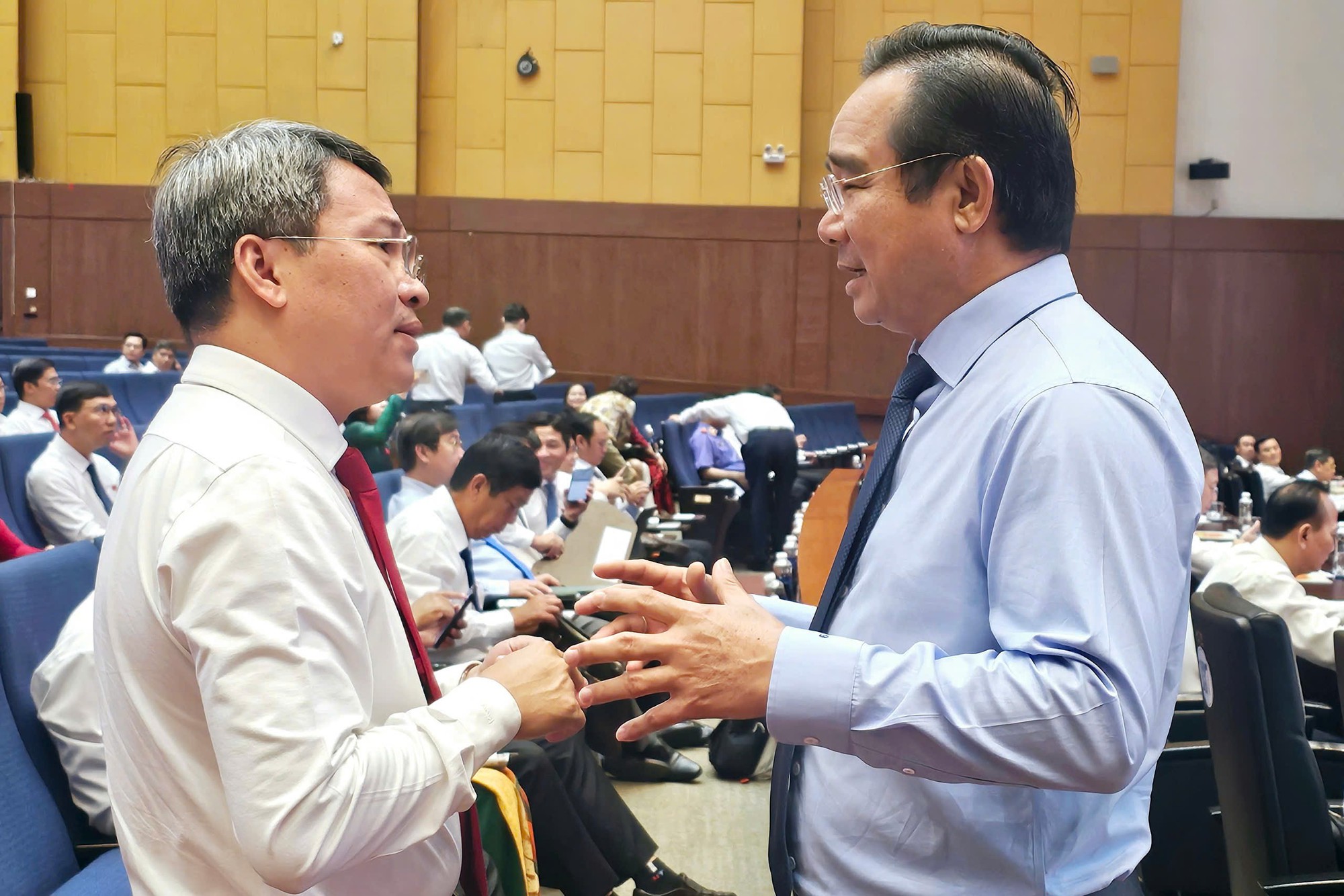 Kỳ họp thứ hai HĐND TP HCM đang diễn ra tại phường B&igrave;nh Dương- Ảnh 1.