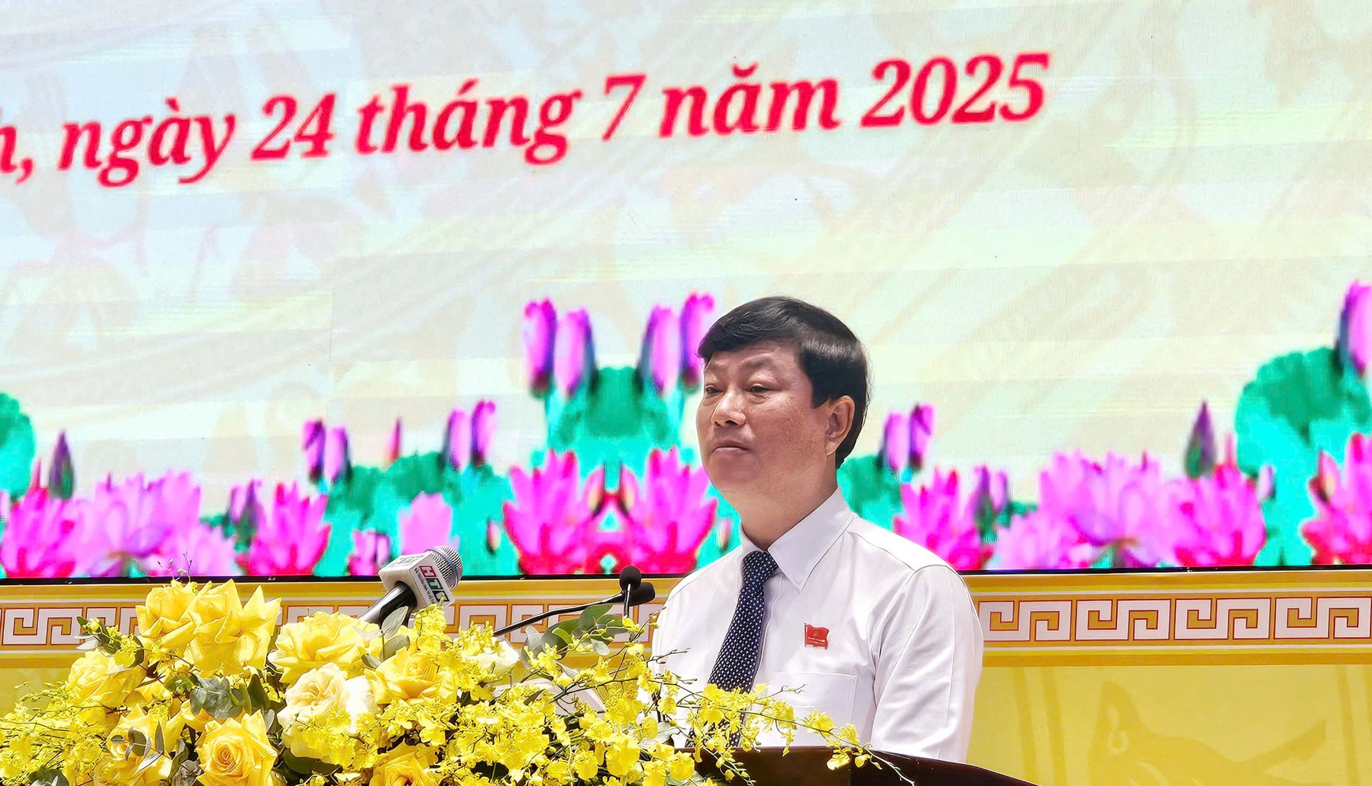 Kỳ họp thứ hai HĐND TP HCM đang diễn ra tại phường B&igrave;nh Dương- Ảnh 6.