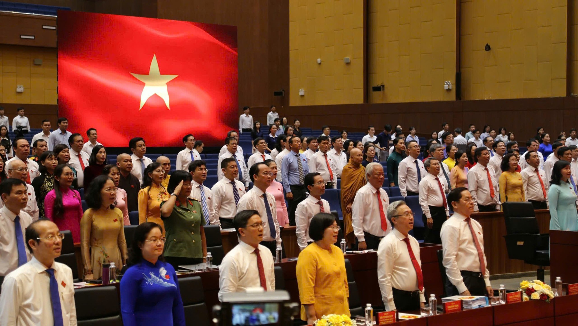 Kỳ họp thứ hai HĐND TP HCM đang diễn ra tại phường B&igrave;nh Dương- Ảnh 3.