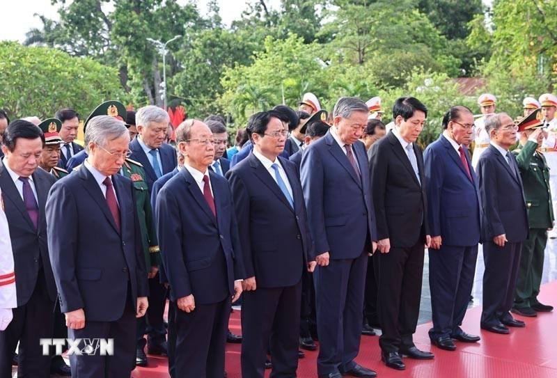 L&atilde;nh đạo Đảng, Nh&agrave; nước d&acirc;ng hương tưởng niệm c&aacute;c Anh h&ugrave;ng liệt sĩ v&agrave; v&agrave;o Lăng viếng Chủ tịch Hồ Ch&iacute; Minh - Ảnh 1.