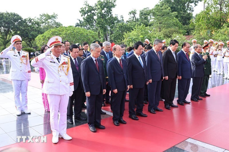 L&atilde;nh đạo Đảng, Nh&agrave; nước d&acirc;ng hương tưởng niệm c&aacute;c Anh h&ugrave;ng liệt sĩ v&agrave; v&agrave;o Lăng viếng Chủ tịch Hồ Ch&iacute; Minh - Ảnh 3.