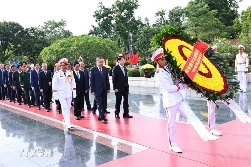 L&atilde;nh đạo Đảng, Nh&agrave; nước d&acirc;ng hương tưởng niệm c&aacute;c Anh h&ugrave;ng liệt sĩ v&agrave; v&agrave;o Lăng viếng Chủ tịch Hồ Ch&iacute; Minh - Ảnh 2.