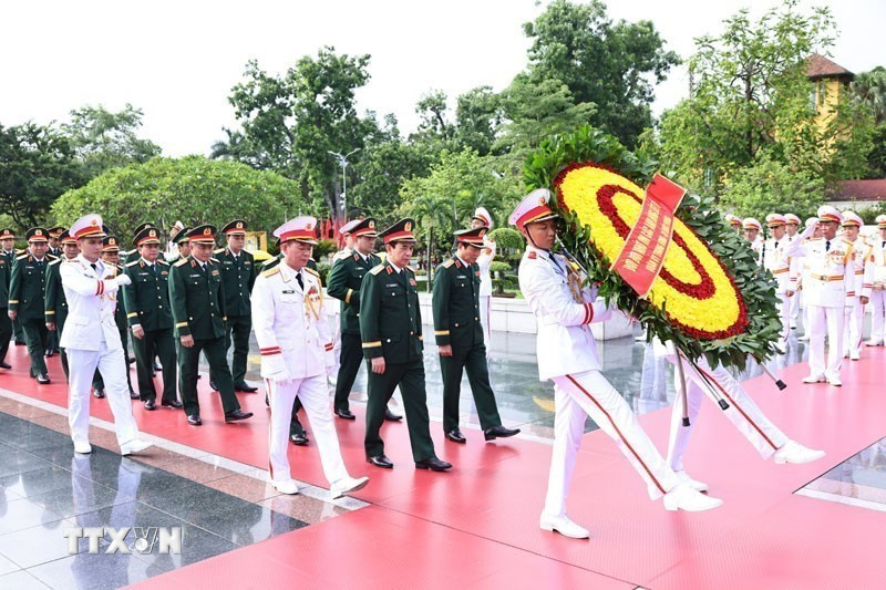 L&atilde;nh đạo Đảng, Nh&agrave; nước d&acirc;ng hương tưởng niệm c&aacute;c Anh h&ugrave;ng liệt sĩ v&agrave; v&agrave;o Lăng viếng Chủ tịch Hồ Ch&iacute; Minh - Ảnh 5.