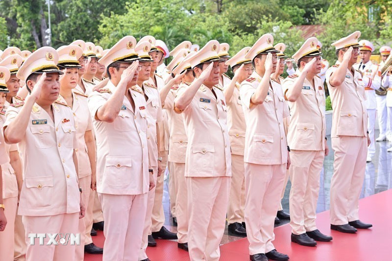 L&atilde;nh đạo Đảng, Nh&agrave; nước d&acirc;ng hương tưởng niệm c&aacute;c Anh h&ugrave;ng liệt sĩ v&agrave; v&agrave;o Lăng viếng Chủ tịch Hồ Ch&iacute; Minh - Ảnh 7.