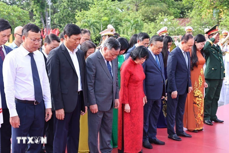 L&atilde;nh đạo Đảng, Nh&agrave; nước d&acirc;ng hương tưởng niệm c&aacute;c Anh h&ugrave;ng liệt sĩ v&agrave; v&agrave;o Lăng viếng Chủ tịch Hồ Ch&iacute; Minh - Ảnh 8.