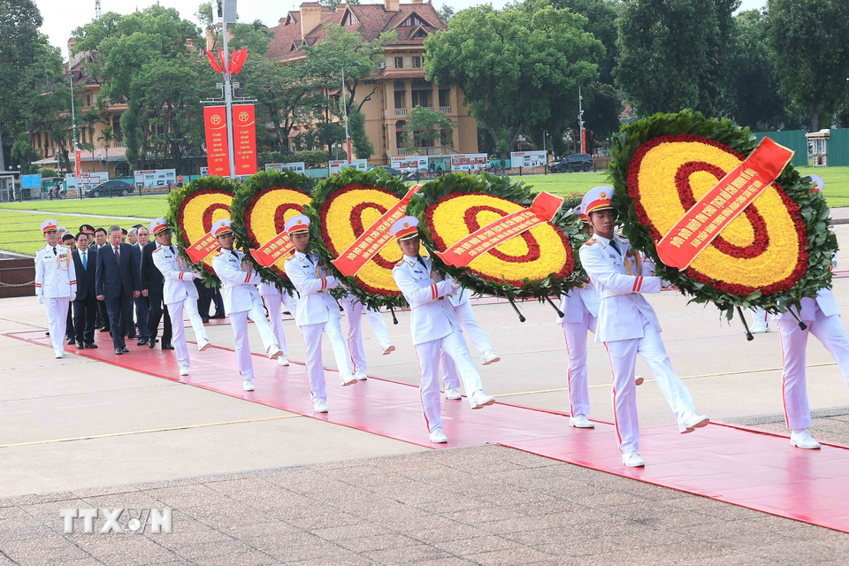 L&atilde;nh đạo Đảng, Nh&agrave; nước d&acirc;ng hương tưởng niệm c&aacute;c Anh h&ugrave;ng liệt sĩ v&agrave; v&agrave;o Lăng viếng Chủ tịch Hồ Ch&iacute; Minh - Ảnh 9.