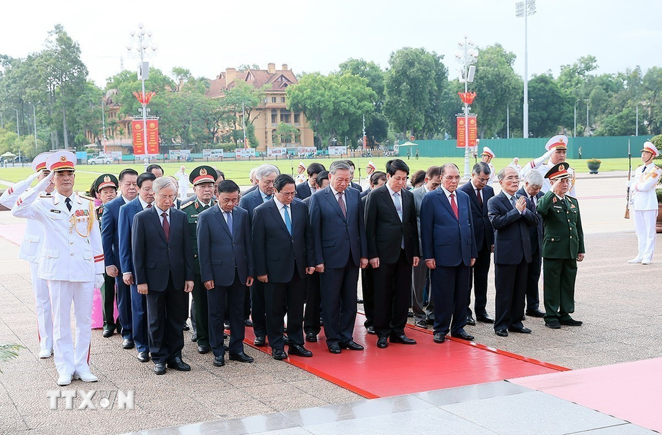 L&atilde;nh đạo Đảng, Nh&agrave; nước d&acirc;ng hương tưởng niệm c&aacute;c Anh h&ugrave;ng liệt sĩ v&agrave; v&agrave;o Lăng viếng Chủ tịch Hồ Ch&iacute; Minh - Ảnh 10.