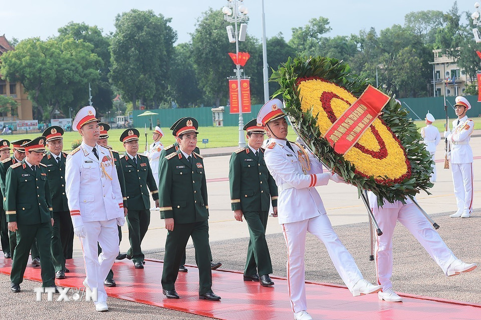 L&atilde;nh đạo Đảng, Nh&agrave; nước d&acirc;ng hương tưởng niệm c&aacute;c Anh h&ugrave;ng liệt sĩ v&agrave; v&agrave;o Lăng viếng Chủ tịch Hồ Ch&iacute; Minh - Ảnh 12.
