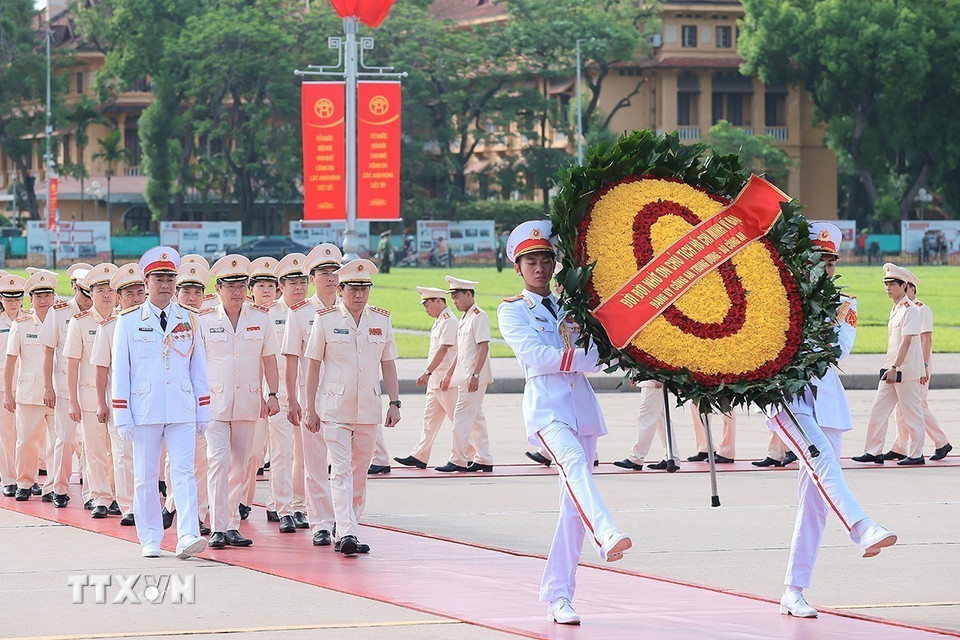L&atilde;nh đạo Đảng, Nh&agrave; nước d&acirc;ng hương tưởng niệm c&aacute;c Anh h&ugrave;ng liệt sĩ v&agrave; v&agrave;o Lăng viếng Chủ tịch Hồ Ch&iacute; Minh - Ảnh 14.