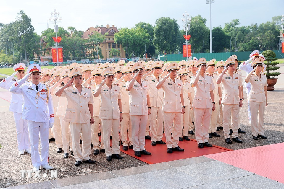 L&atilde;nh đạo Đảng, Nh&agrave; nước d&acirc;ng hương tưởng niệm c&aacute;c Anh h&ugrave;ng liệt sĩ v&agrave; v&agrave;o Lăng viếng Chủ tịch Hồ Ch&iacute; Minh - Ảnh 15.