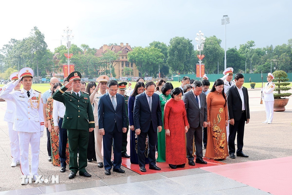 L&atilde;nh đạo Đảng, Nh&agrave; nước d&acirc;ng hương tưởng niệm c&aacute;c Anh h&ugrave;ng liệt sĩ v&agrave; v&agrave;o Lăng viếng Chủ tịch Hồ Ch&iacute; Minh - Ảnh 16.