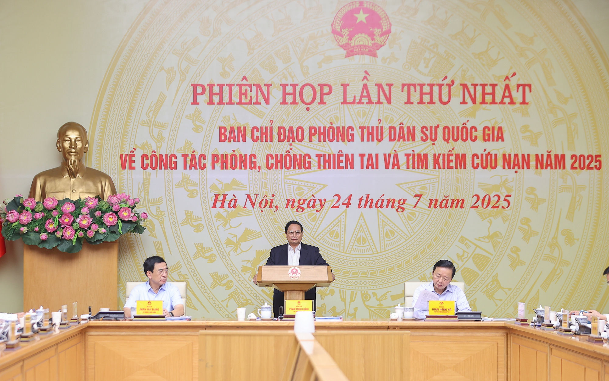 Thủ tướng chia sẻ nỗi đau, sự mất mát, thiệt hại tài sản của nhân dân các xã miền núi Nghệ An 
