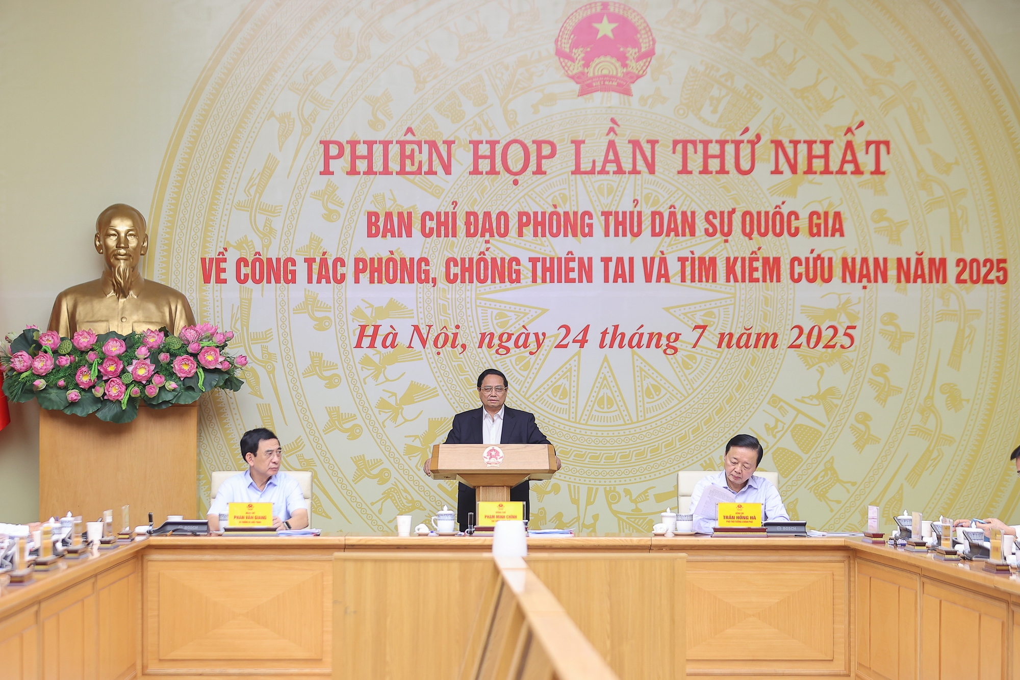 Thủ tướng chia sẻ nỗi đau, sự mất mát, thiệt hại tài sản của nhân dân các xã miền núi Nghệ An - Ảnh 1.