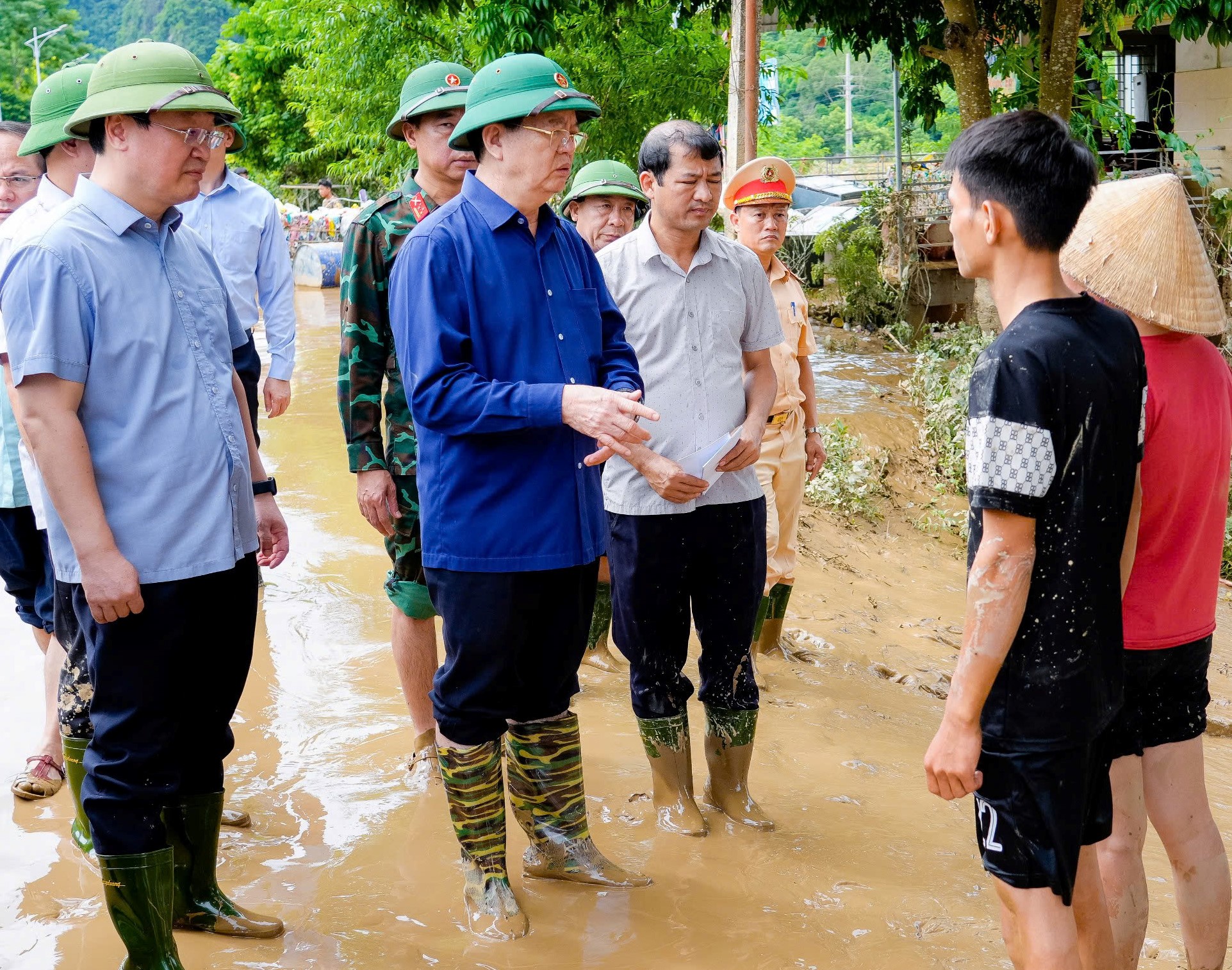 Phó Thủ tướng Mai Văn Chính thăm hỏi người dân vùng lũ Nghệ An- Ảnh 1.