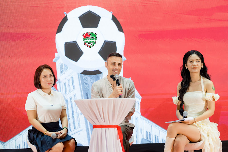 Dimitar Berbatov t&aacute;i ngộ fan Việt tại sự kiện "Together we rise"- Ảnh 1.