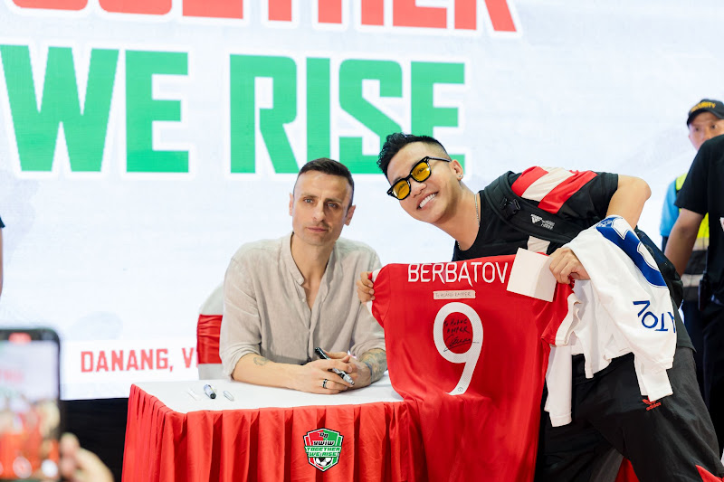 Dimitar Berbatov t&aacute;i ngộ fan Việt tại sự kiện "Together we rise"- Ảnh 3.