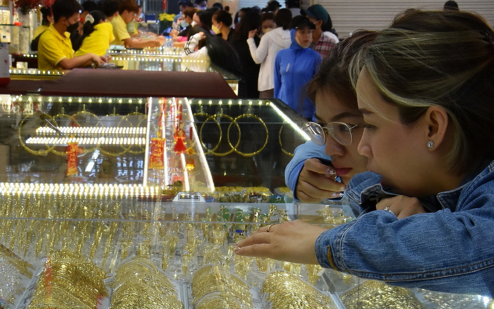 Khó trụ mốc cao, giá vàng miếng SJC giảm nhanh - Ảnh 1.
