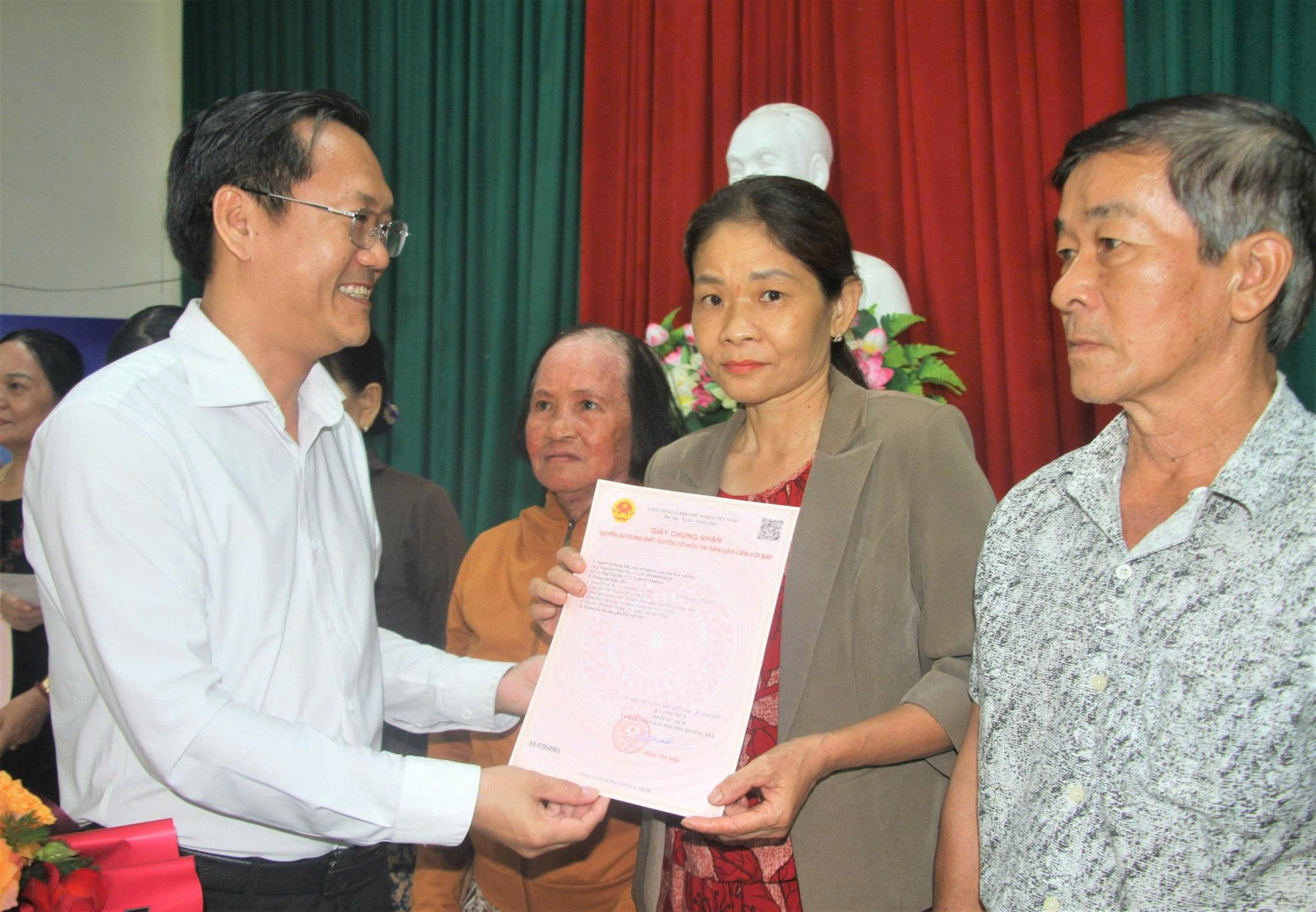 Một trong những phường đầu tiên của Đà Nẵng trực tiếp cấp sổ đỏ cho dân - Ảnh 1.