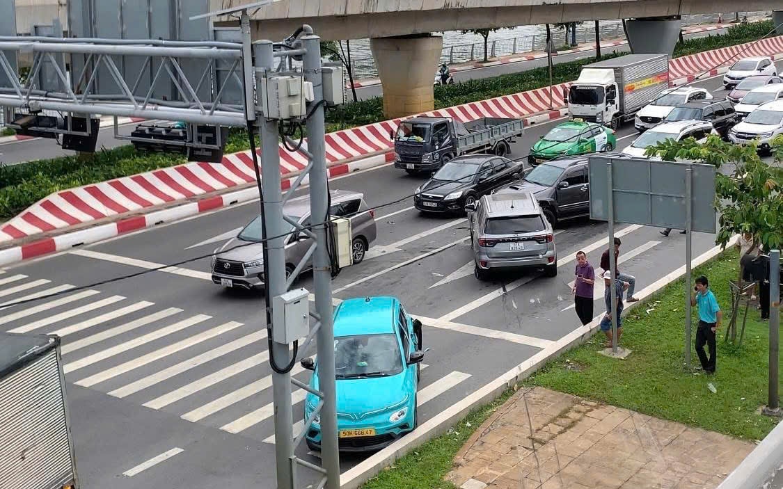 Tai nạn liên hoàn trên đại lộ ở TP HCM