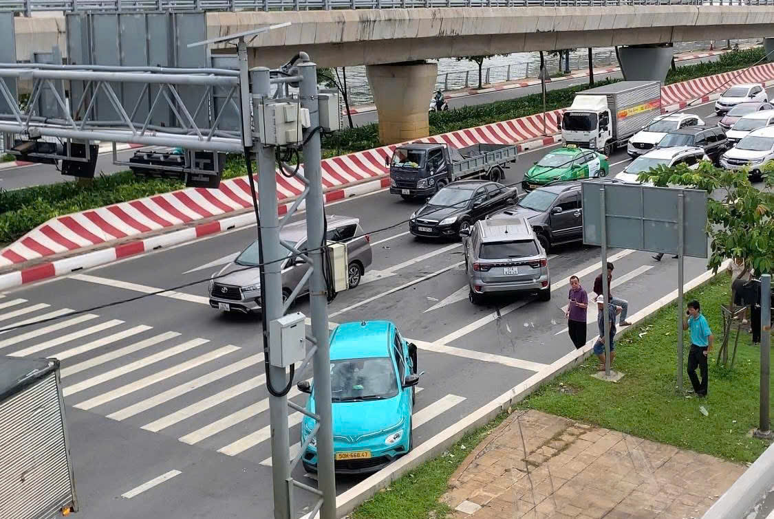 Tai nạn li&ecirc;n ho&agrave;n tr&ecirc;n đại lộ V&otilde; Văn Kiệt ở TP HCM g&acirc;y &ugrave;n tắc giao th&ocirc;ng - Ảnh 1.